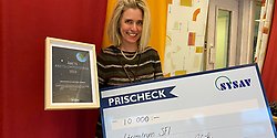 Helene Lagerstam, arbetslagsledare på Kävlinge Lärcentrum SFI, tar emot kretsloppspriset 2023.