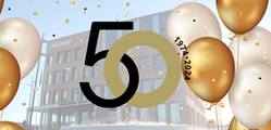 Kävlinges nya kommunhuset fotat en krispig vinterdag med guldfärgade ballonger i förgrunden och texten 50 i mitten.