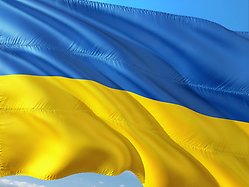 Ukrainas flagga fladdrar i vinden. 