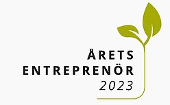 Texten "Årets entreprenör 2023" och en grön kvist.