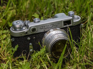 Kamera som ligger på gräsmattan