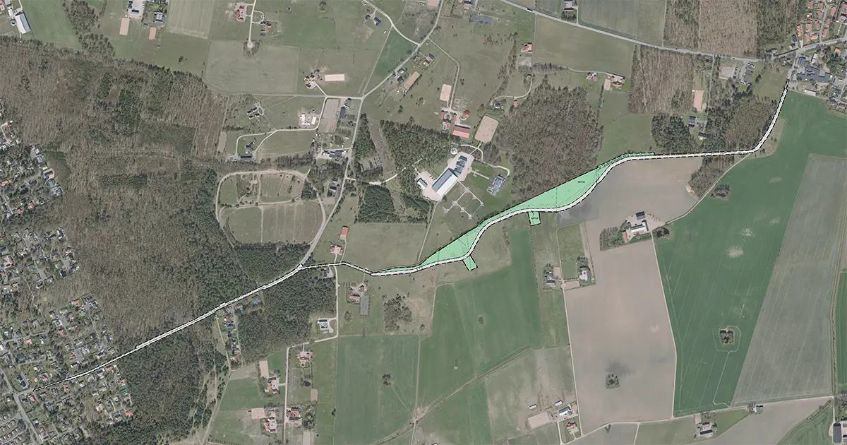 Gång- och cykelvägen ska sträcka sig längs den grå markeringen enligt förslaget. Det ljusgröna området är naturmark.