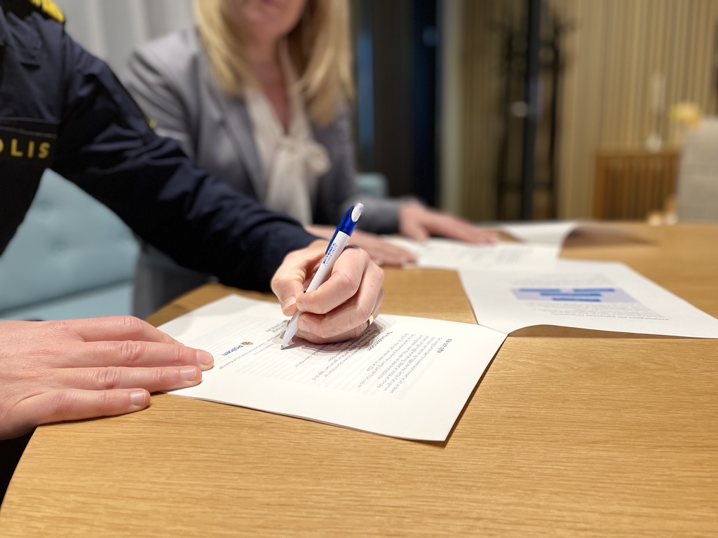 Närbild på hand som signerar avtal.