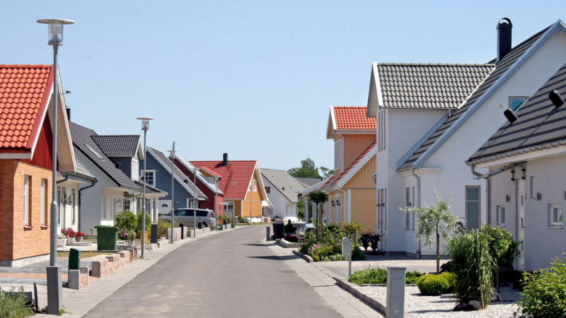 En villagata i Löddeköpinge med småhus i olika färger.