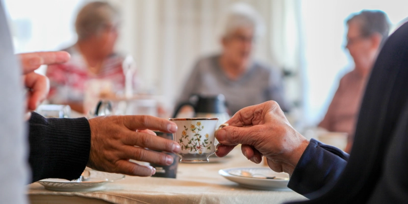 En kaffekopp skickas mellan två rutinerade händer