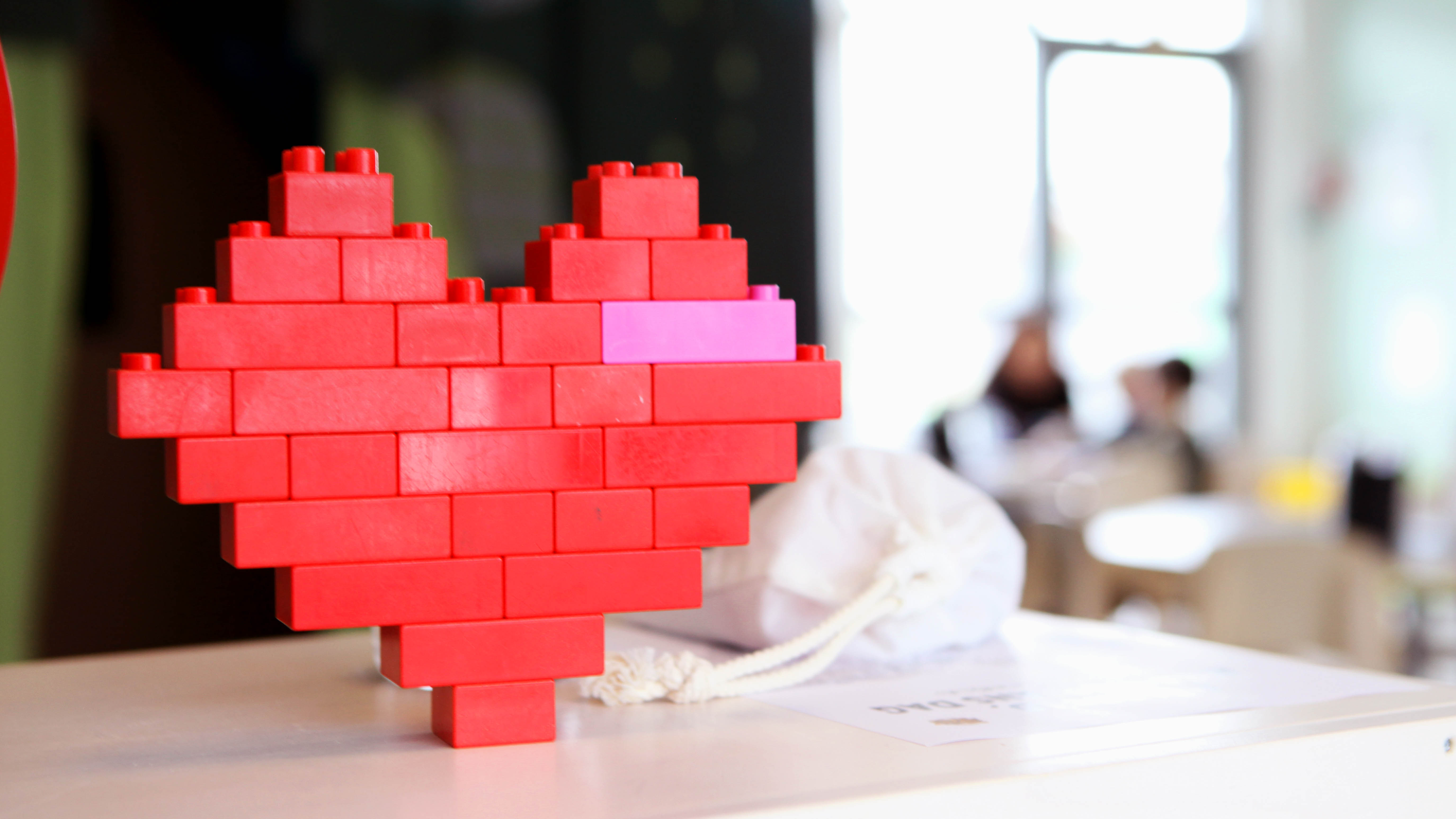 En hjärta byggt av lego på Lackalänga förskola