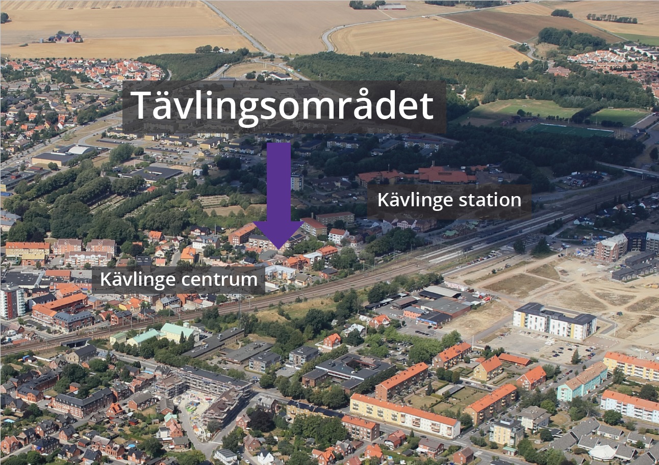 Flygfoto över tävlingsområdet med en markering över Kävlinge station och Kävlinge centrum. En lila pil pekar på tävlingsområdet.