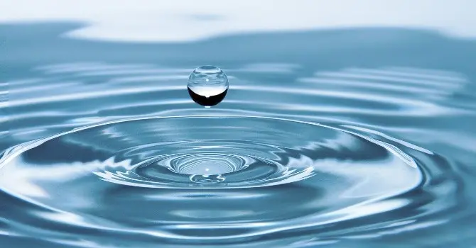 En droppe vatten som studsat upp från vattenytan