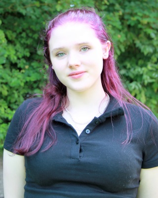 Ung tjej med lila hårfärg och svart tröja