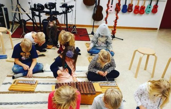 Barn som har musikundervisning