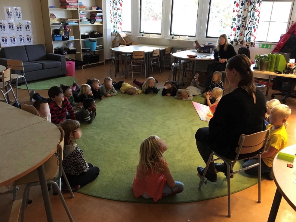 Samling på en grön matta i klassrummet