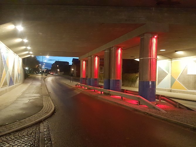 Tunneln på Kvarngatan med belysning i olika färger, tagen när det är mörkt ute.